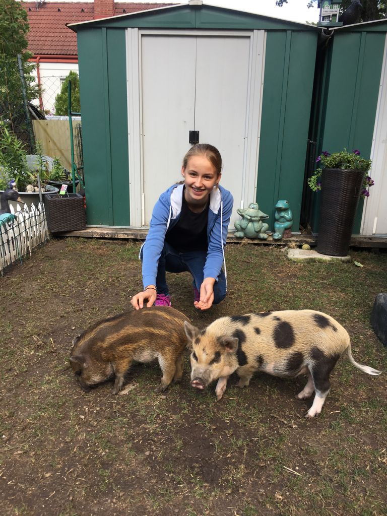 Joy mit den beiden Minischweinen Charles und Lillifee